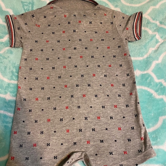 Tommy Hilfiger toddler boy romper/onesie 24m - Picture 3 of 4